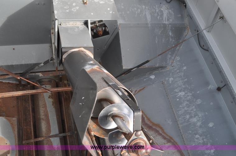 image for item G7283 2000 Gleaner R62 combine