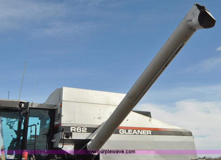 image for item G7283 2000 Gleaner R62 combine