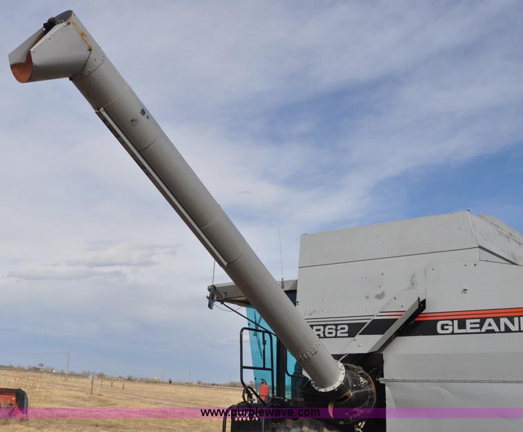 image for item G7283 2000 Gleaner R62 combine