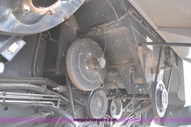 image for item G7283 2000 Gleaner R62 combine