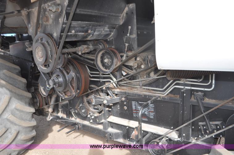 image for item G7283 2000 Gleaner R62 combine