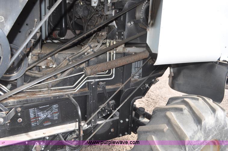 image for item G7283 2000 Gleaner R62 combine