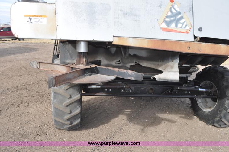 image for item G7283 2000 Gleaner R62 combine