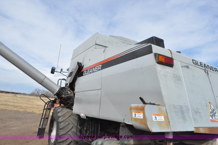 image for item G7283 2000 Gleaner R62 combine
