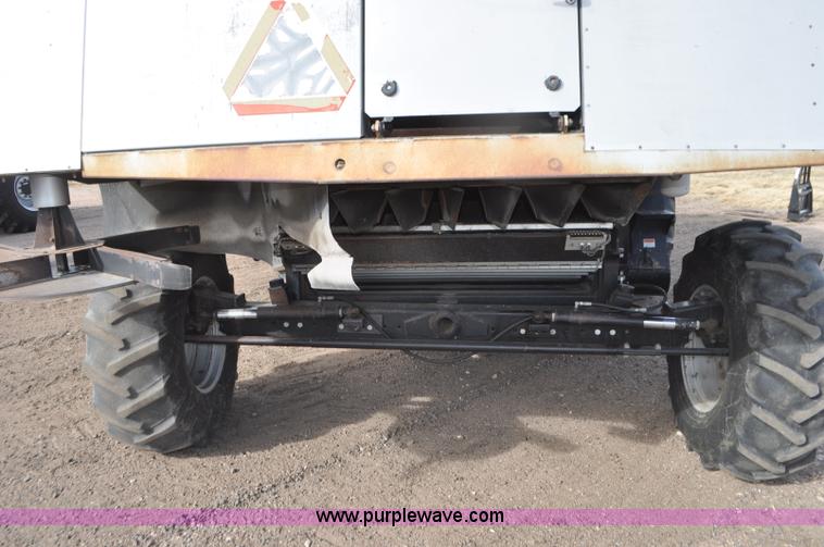 image for item G7283 2000 Gleaner R62 combine