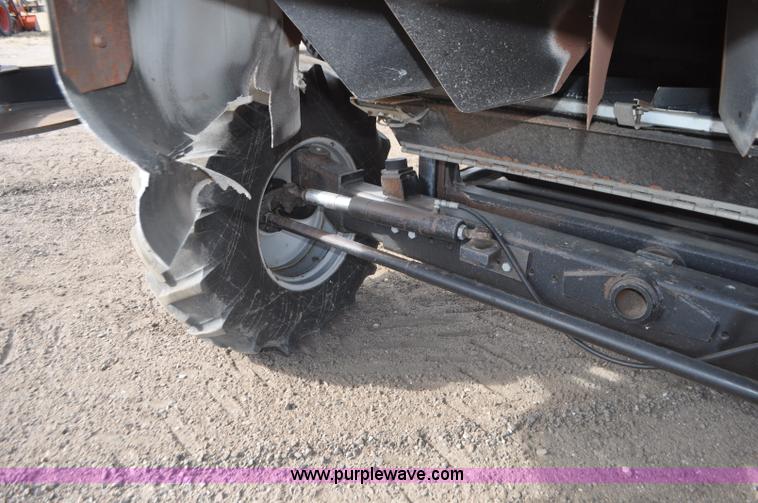 image for item G7283 2000 Gleaner R62 combine