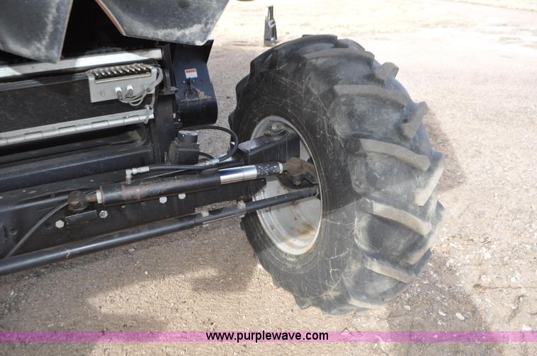 image for item G7283 2000 Gleaner R62 combine