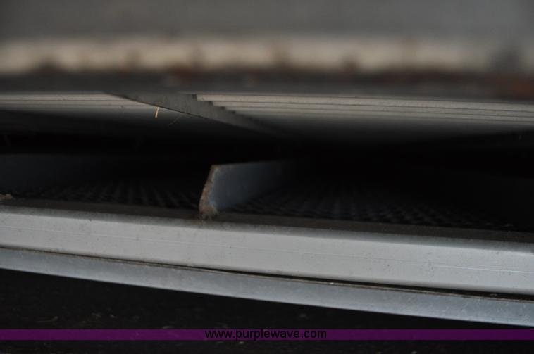 image for item G7283 2000 Gleaner R62 combine