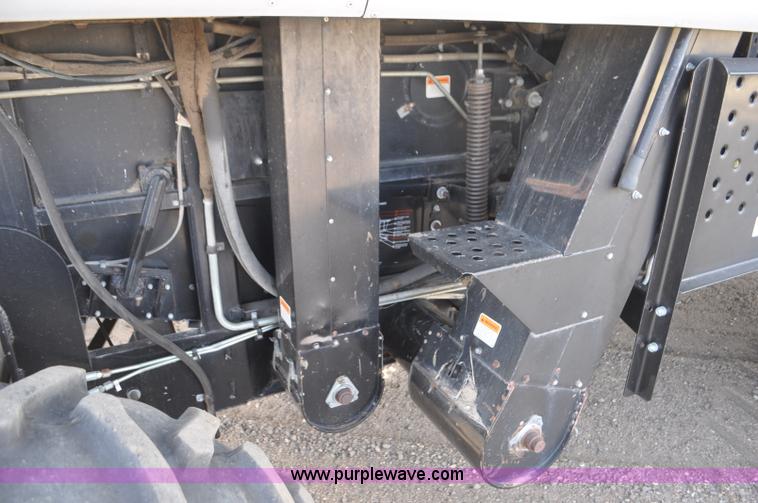 image for item G7283 2000 Gleaner R62 combine