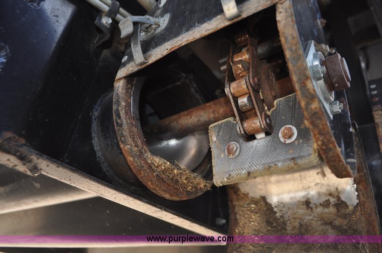 image for item G7283 2000 Gleaner R62 combine