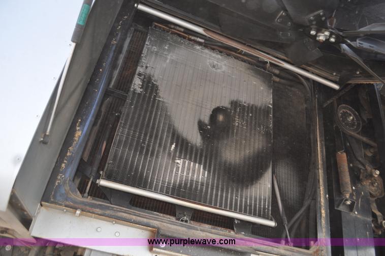 image for item G7283 2000 Gleaner R62 combine