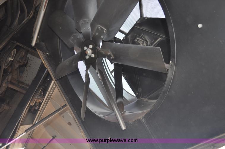 image for item G7283 2000 Gleaner R62 combine