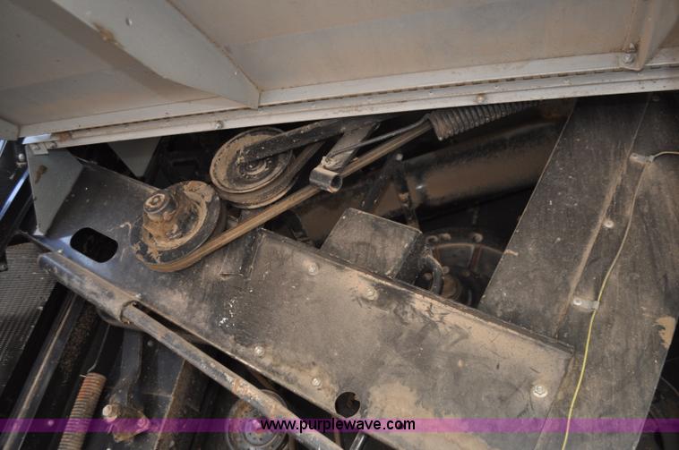 image for item G7283 2000 Gleaner R62 combine