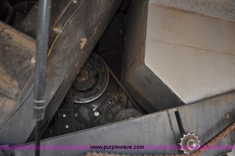 image for item G7283 2000 Gleaner R62 combine