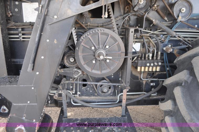 image for item G7283 2000 Gleaner R62 combine