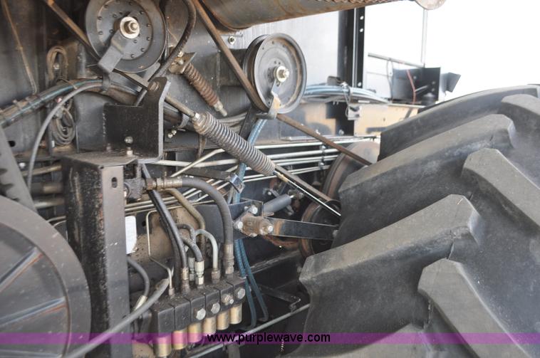 image for item G7283 2000 Gleaner R62 combine