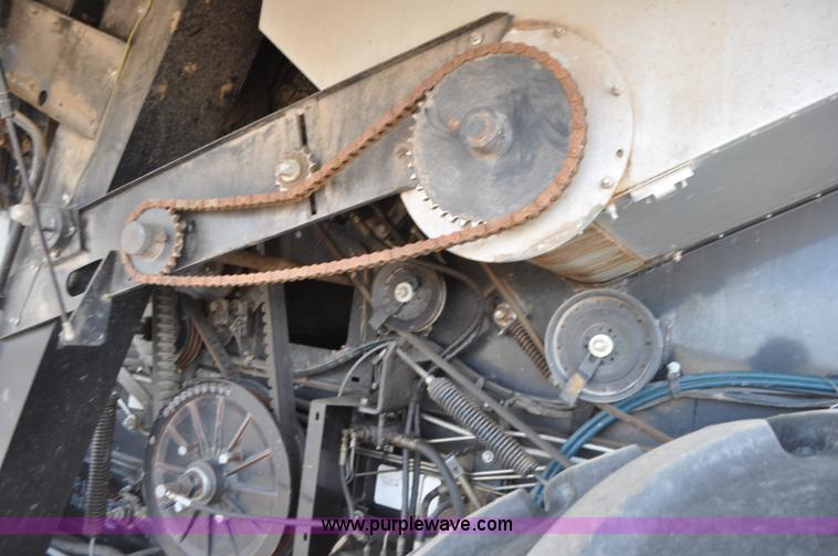 image for item G7283 2000 Gleaner R62 combine