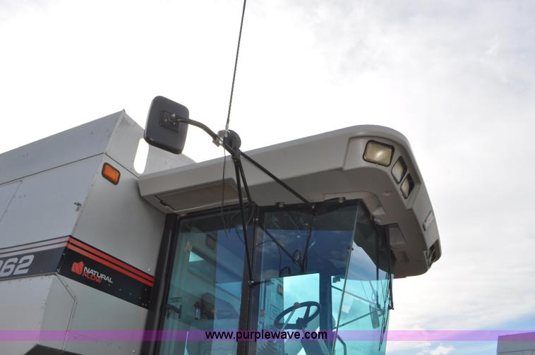 image for item G7283 2000 Gleaner R62 combine