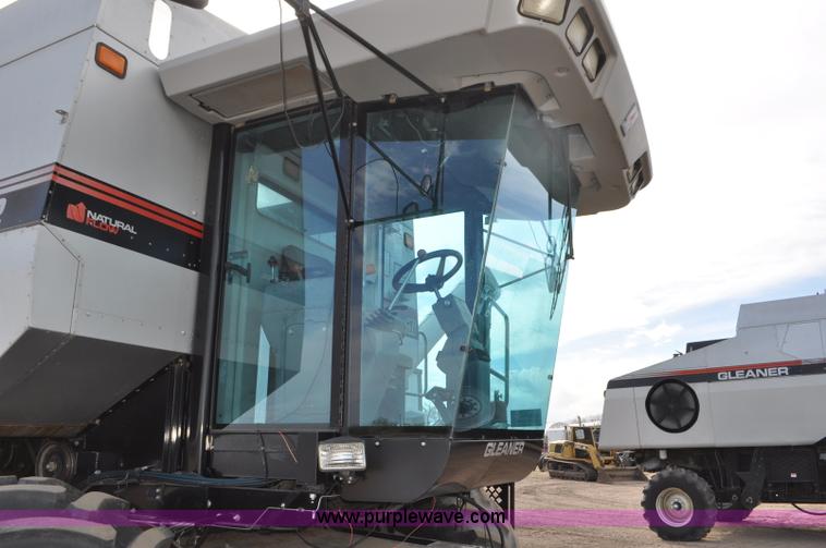 image for item G7283 2000 Gleaner R62 combine