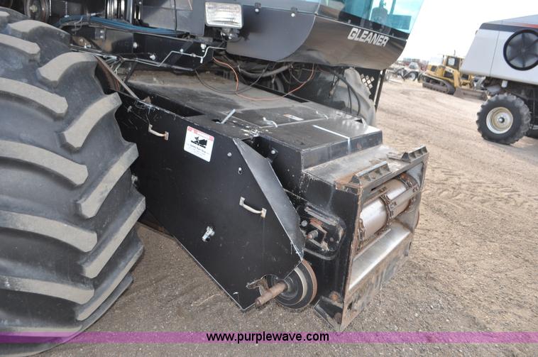 image for item G7283 2000 Gleaner R62 combine