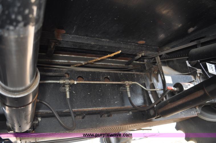 image for item G7283 2000 Gleaner R62 combine