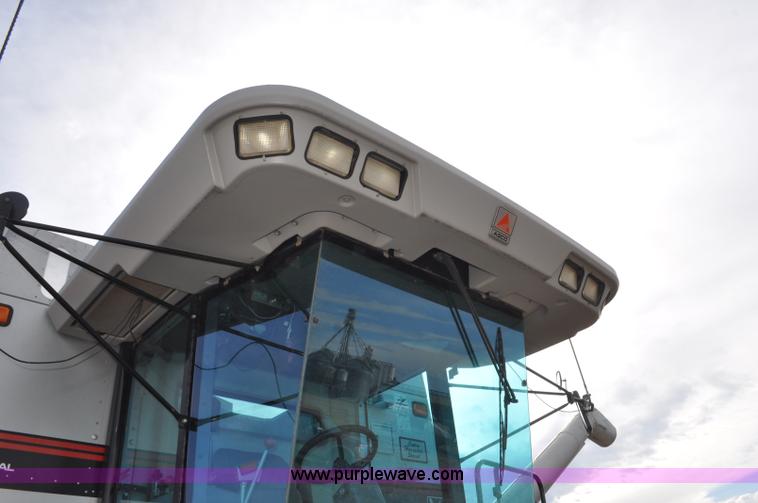 image for item G7283 2000 Gleaner R62 combine