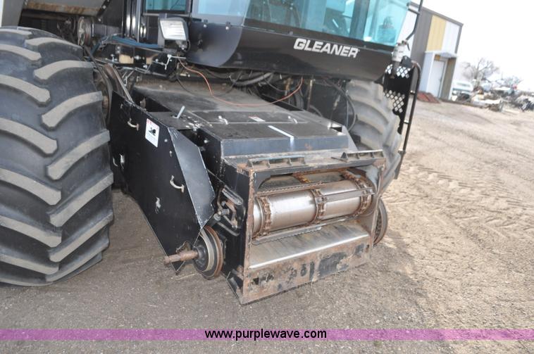 image for item G7283 2000 Gleaner R62 combine