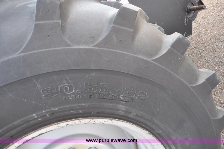 image for item G7283 2000 Gleaner R62 combine