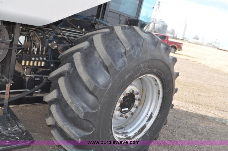 image for item G7283 2000 Gleaner R62 combine