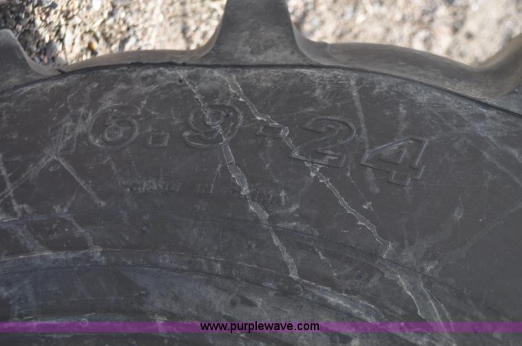 image for item G7283 2000 Gleaner R62 combine