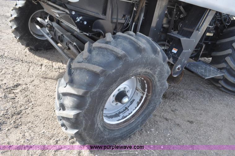 image for item G7283 2000 Gleaner R62 combine