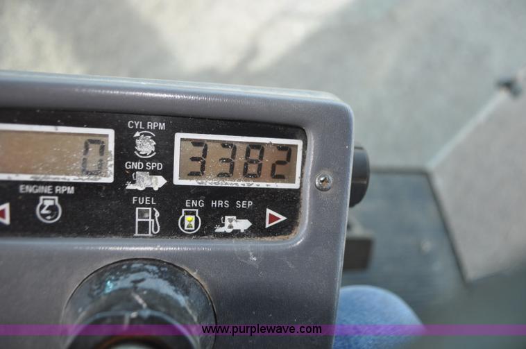 image for item G7283 2000 Gleaner R62 combine