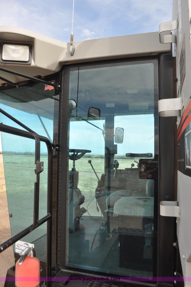 image for item G7284 2000 Gleaner R62 combine