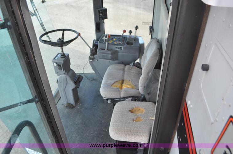 image for item G7284 2000 Gleaner R62 combine