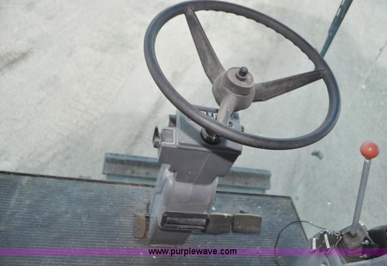 image for item G7284 2000 Gleaner R62 combine