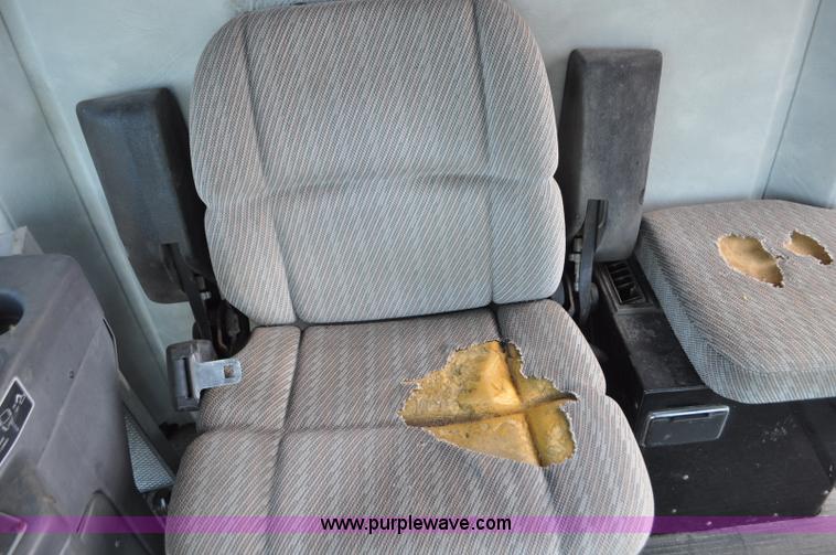 image for item G7284 2000 Gleaner R62 combine