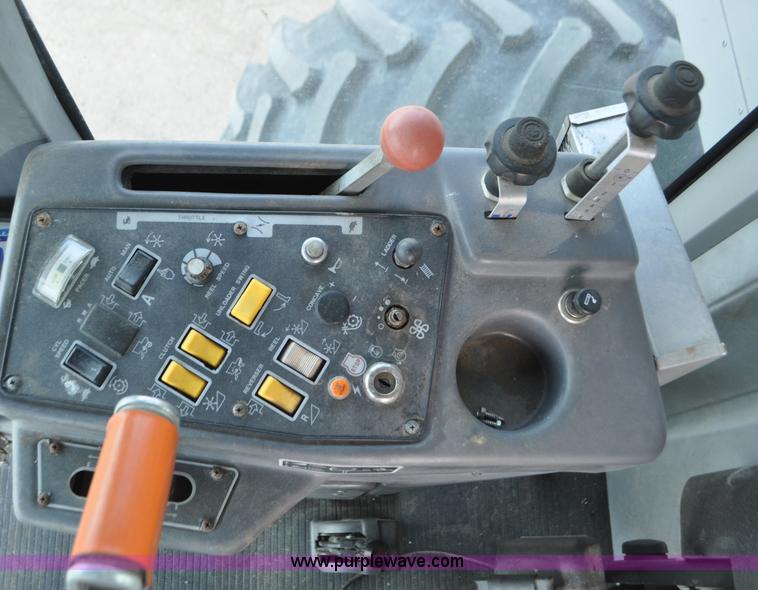 image for item G7284 2000 Gleaner R62 combine