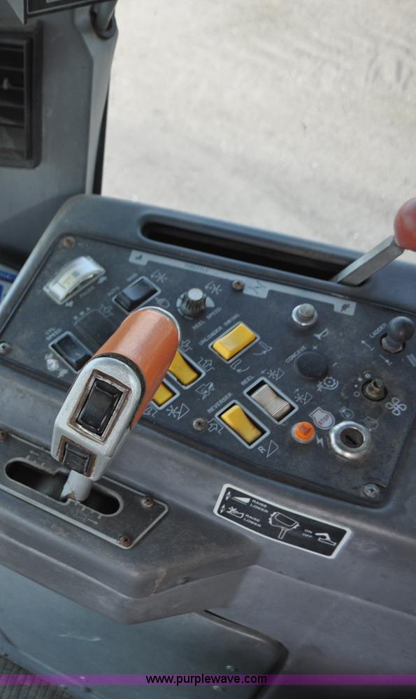 image for item G7284 2000 Gleaner R62 combine