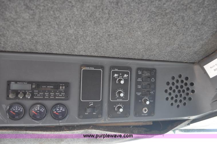 image for item G7284 2000 Gleaner R62 combine