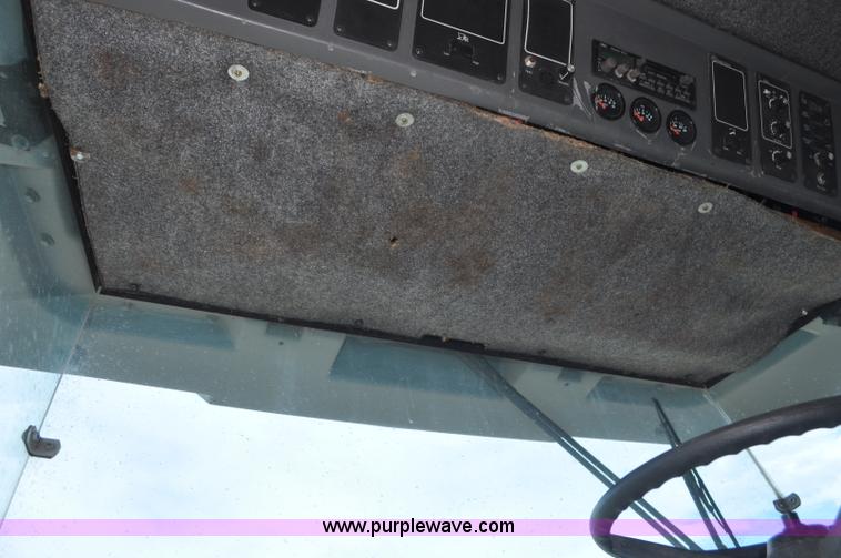 image for item G7284 2000 Gleaner R62 combine