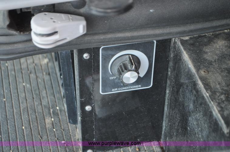 image for item G7284 2000 Gleaner R62 combine