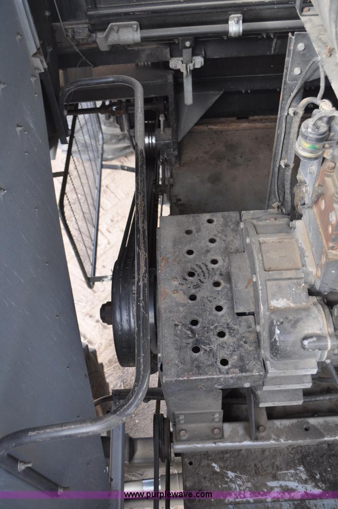 image for item G7284 2000 Gleaner R62 combine