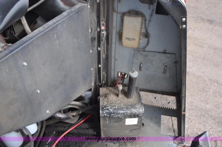 image for item G7284 2000 Gleaner R62 combine