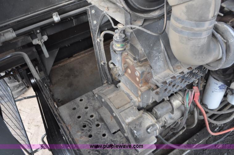 image for item G7284 2000 Gleaner R62 combine