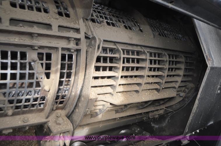 image for item G7284 2000 Gleaner R62 combine