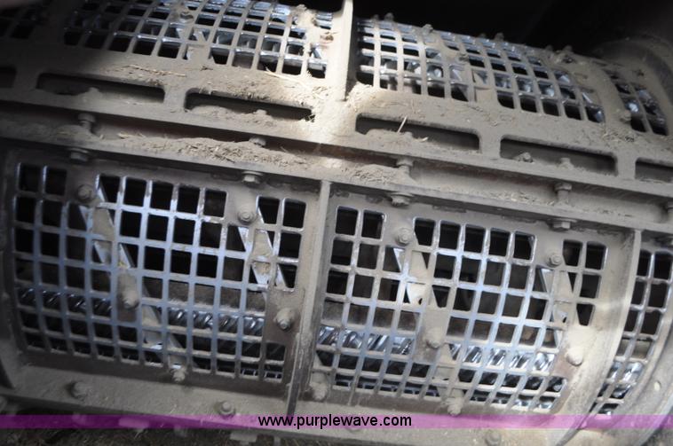 image for item G7284 2000 Gleaner R62 combine