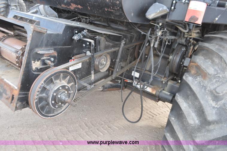 image for item G7284 2000 Gleaner R62 combine