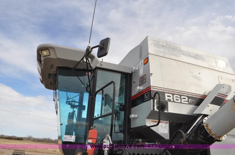 image for item G7284 2000 Gleaner R62 combine