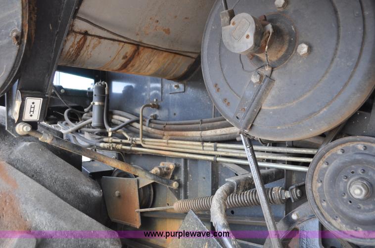 image for item G7284 2000 Gleaner R62 combine