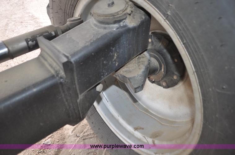 image for item G7284 2000 Gleaner R62 combine